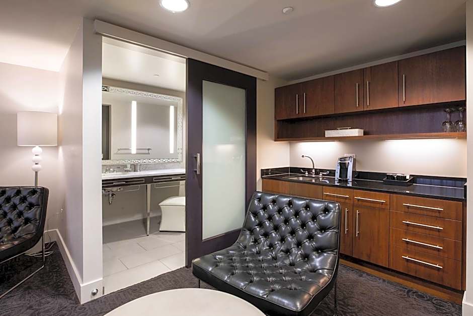 Ambassador Hotel Kansas City, Autograph Collection by Marriott