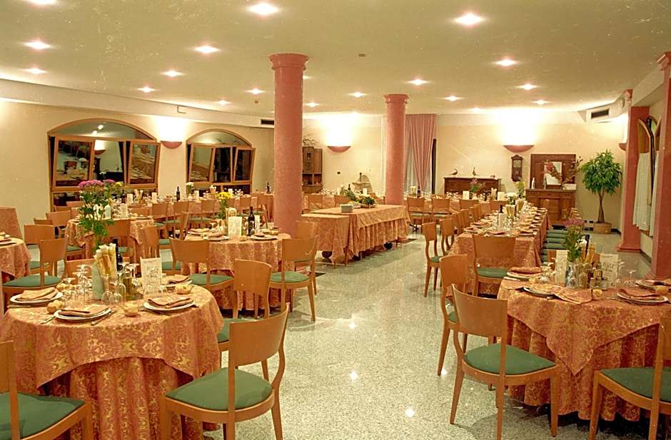 Hotel Boomerang - Check-in & Meals in front at hotel Sporting