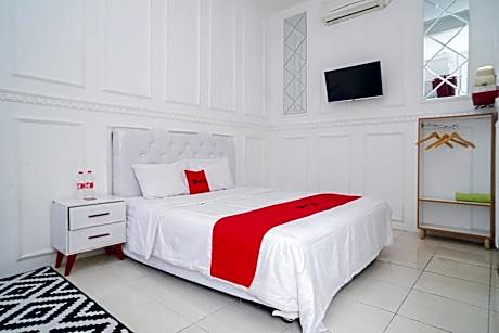 RedDoorz Syariah at Aura Homestay