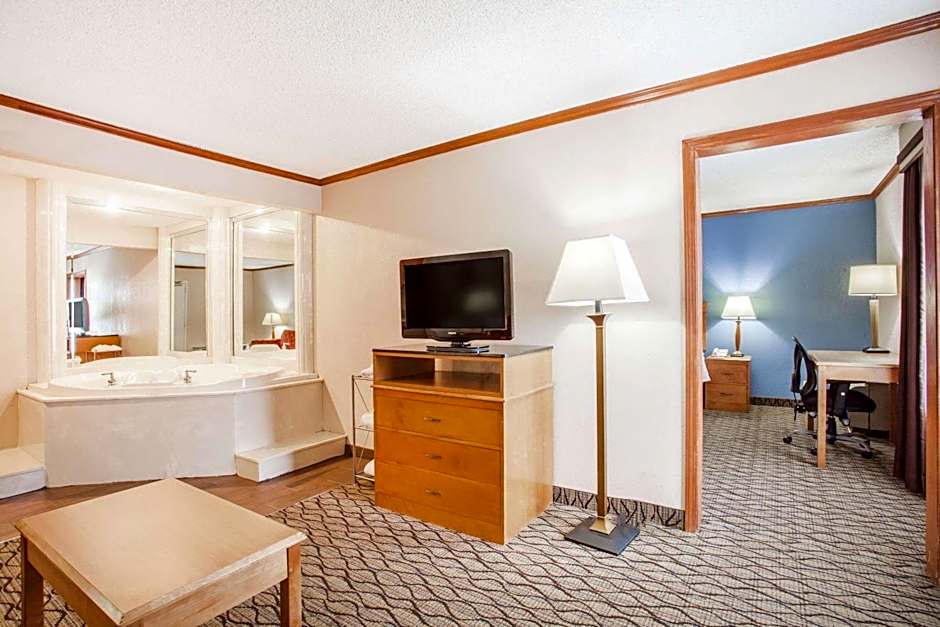 Baymont by Wyndham Madison Heights Detroit Area