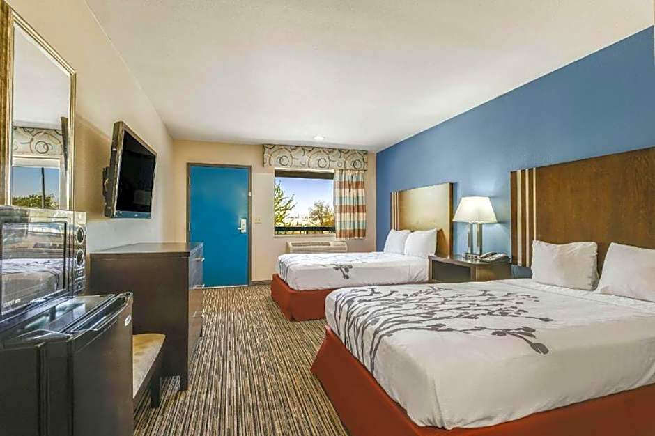 Econo Lodge Inn & Suites