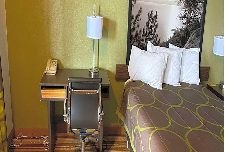 Super 8 by Wyndham Wells