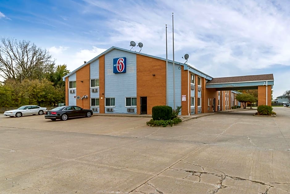 Motel 6-Davenport, IA