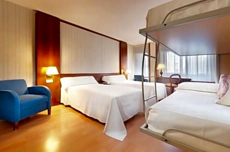 Family Room (2 Adults + 2 Children)