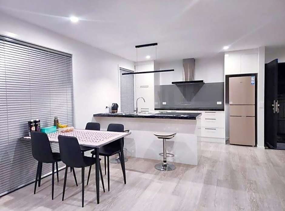 New Modern Townhouse Near Town& Beach