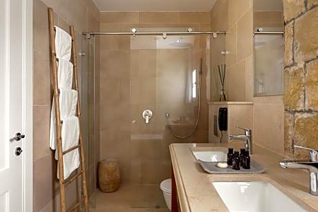 Junior Suite with Shared Pool