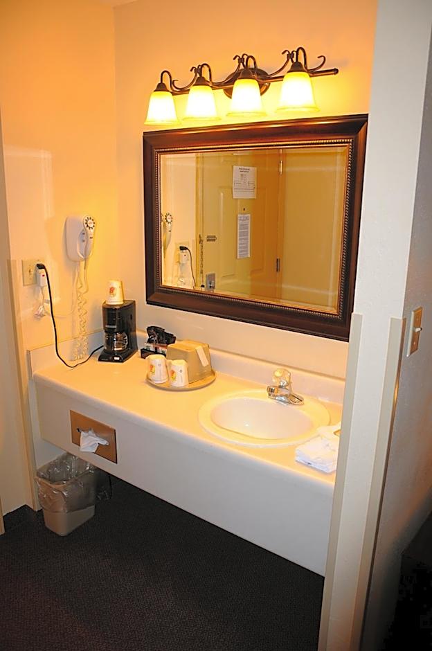 Boarders Inn and Suites by Cobblestone Lamar Missouri