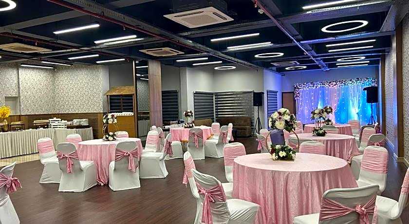 Vibe By The LaLiT Traveller