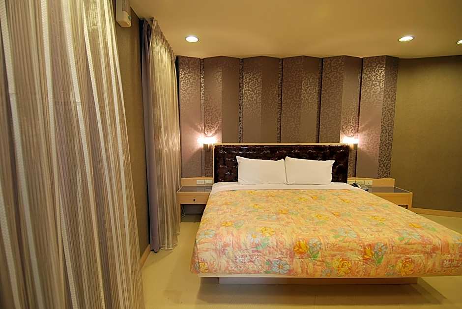 LOVE HOTEL
