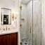 Independence Square 205, Stylish Hotel Room with AC, Great Location in Aspen