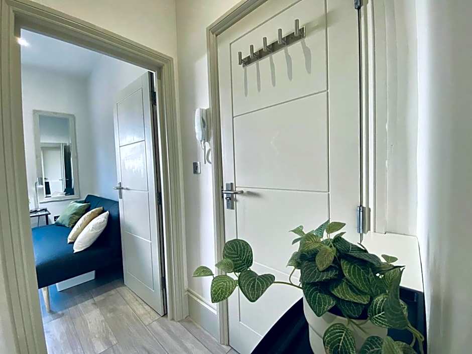 Apt 03 Beachside Beauty Central Studio Steps from Cafes