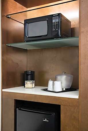 Queen Suite with Sofa Bed - Hearing Accessible