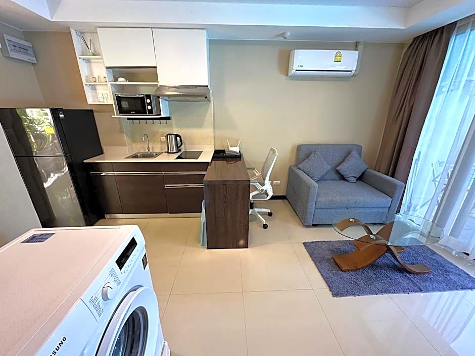 1 - Bedroom Apartment Pool Access, 750m to the Beach