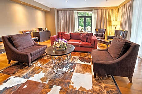 Junior King Suite with River View