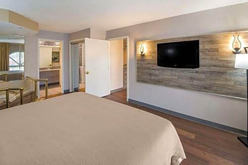 Quality Inn & Suites Cincinnati I-275