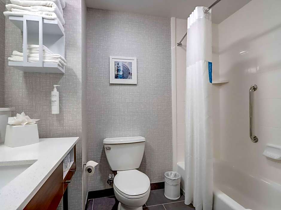 Hampton Inn & Suites Cincinnati Midtown Rookwood