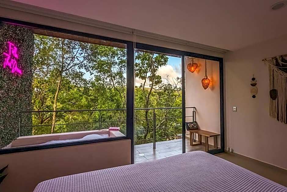 Frida's Artsy Condo with own mural, outdoor tub & rooftop pool