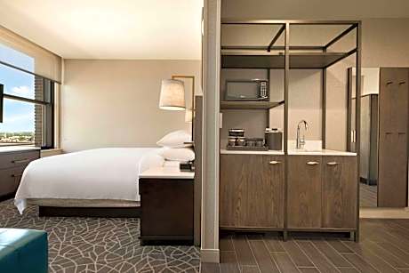 1 King Bed Guestroom - Hearing Accessible