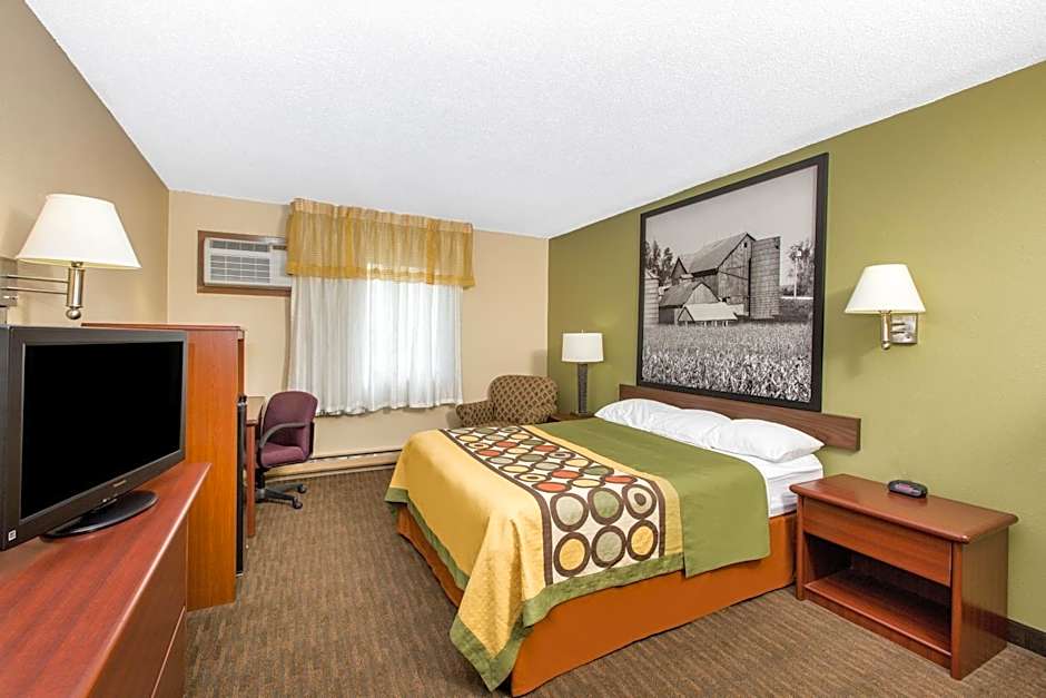 Super 8 by Wyndham Fairmont