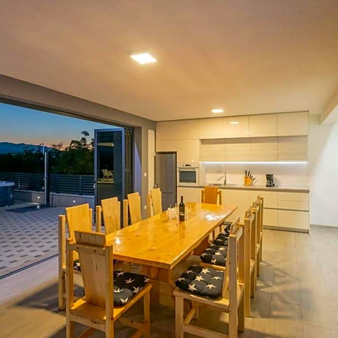 Holiday home "Villa Blue Lake" - Private Heated pool, Hotube