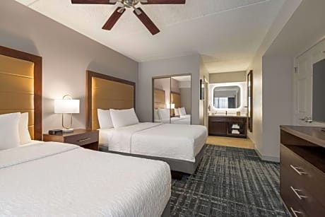 One-Bedroom Queen Suite with Two Queen Beds - Non-Smoking