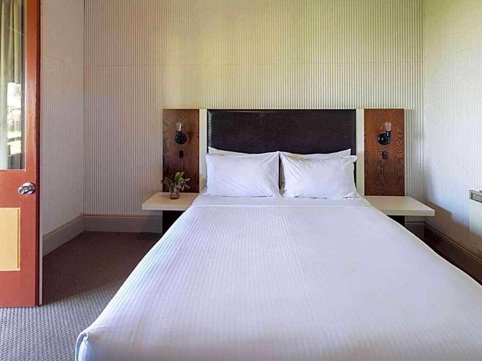 Photo 1 of 3 of Heritage 1 Queen Bed