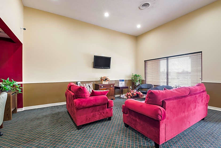 Econo Lodge Inn & Suites East