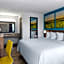 Days Inn & Suites by Wyndham Indianapolis Airport East