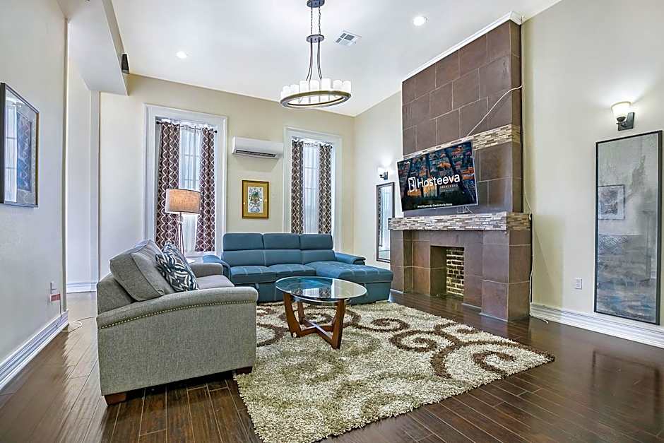 Stylish 4BR condo in Downtown by Hosteeva