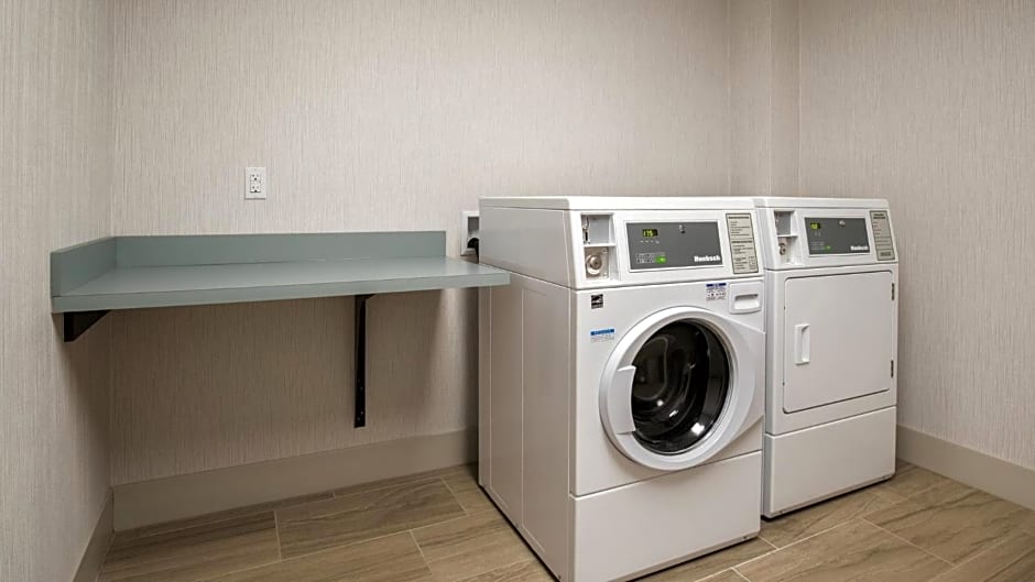 Holiday Inn Express & Suites Racine By IHG
