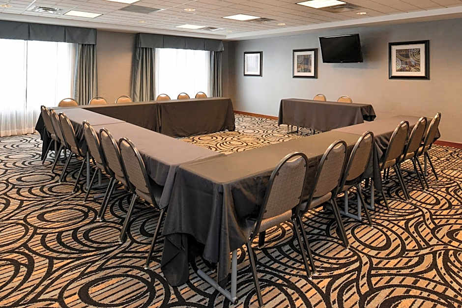 Holiday Inn Express & Suites Greenfield By IHG