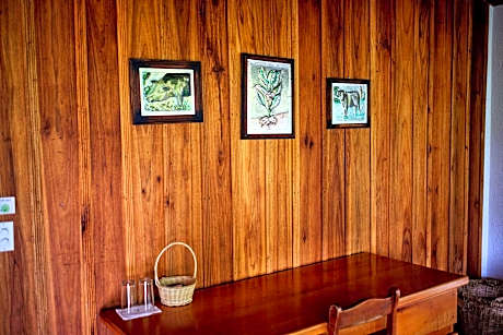 Family Bungalow (1 Queen Bed)