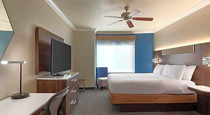 Holiday Inn Express Hotel & Suites Bakersfield Central By IHG