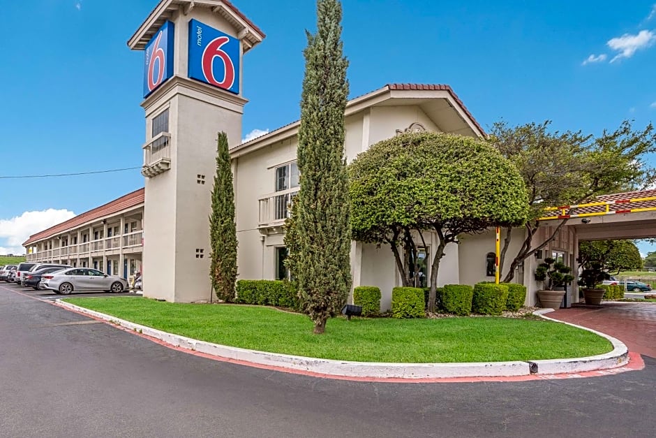 Motel 6 Dallas Market Center