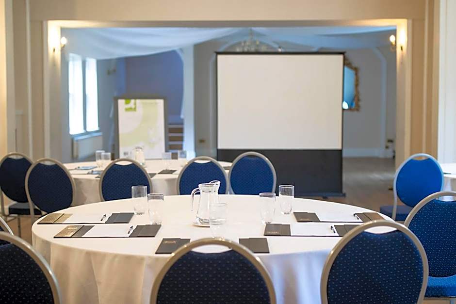 Woodland Manor Hotel