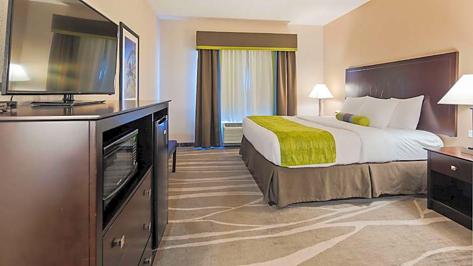Photo 1 of 3 of 1 King Bed with Sofabed Suite, Hearing/Mobility Accessible, Bathtub