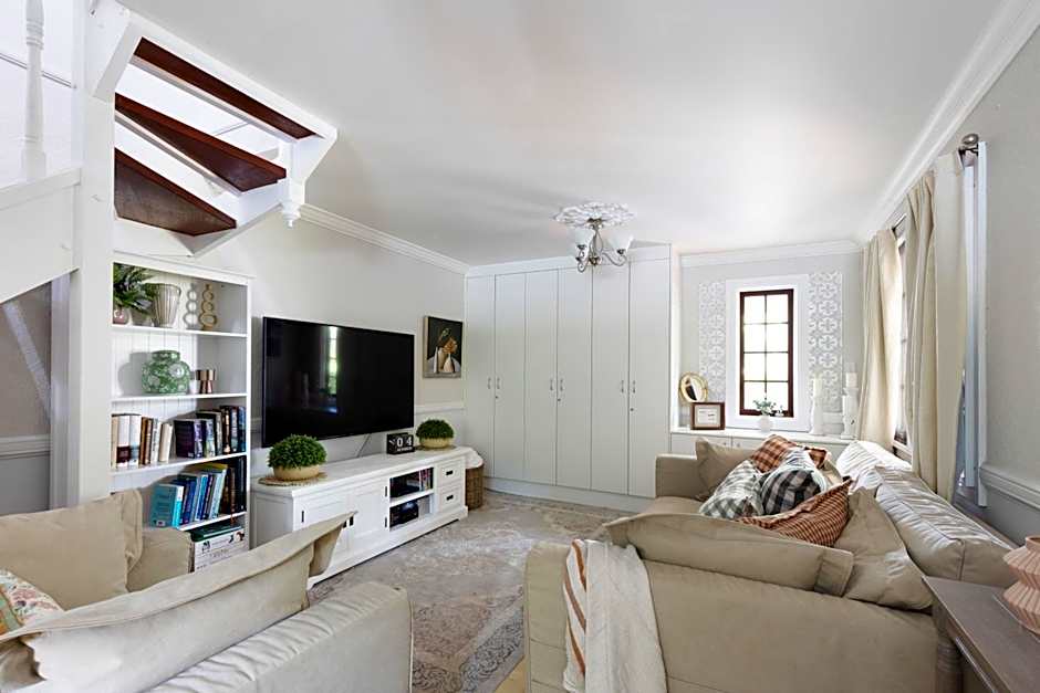 Exclusive Luxury Designer Cottage Estate for 10 - Peaceful Retreat Just 8 Minutes from Maleny