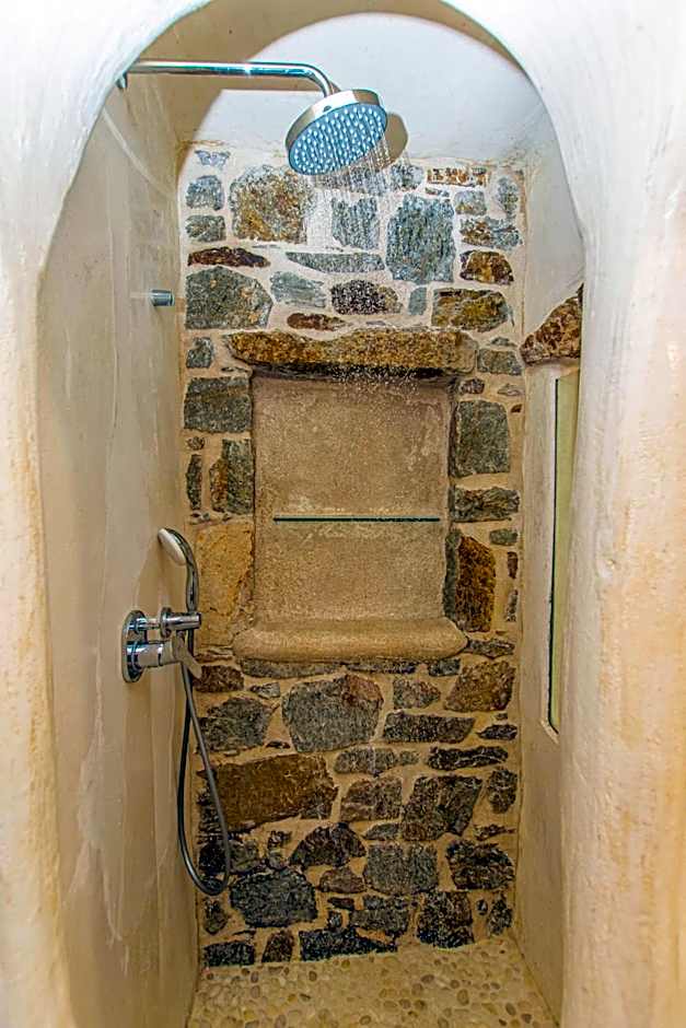 Peristeronas Village