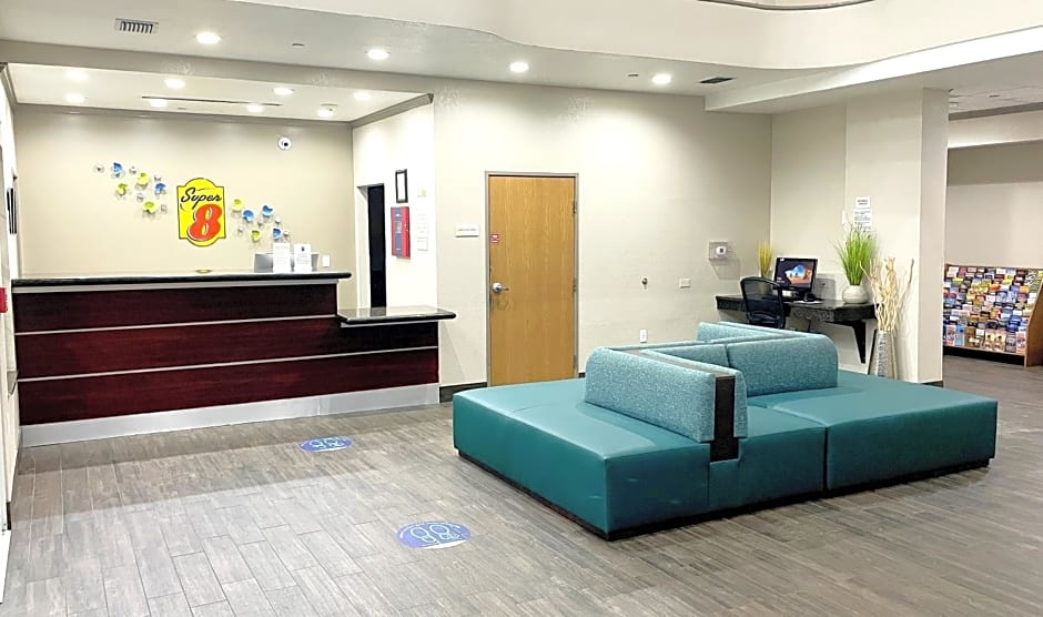 Super 8 by Wyndham San Antonio/Alamodome Area