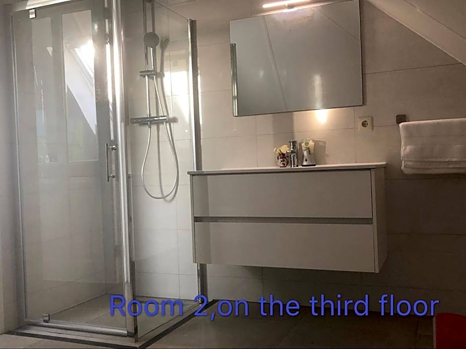 B&B nancy in holland met eigen badkamer , Jacuzzi niet inclusief , independent bathroom jacuzzi not included