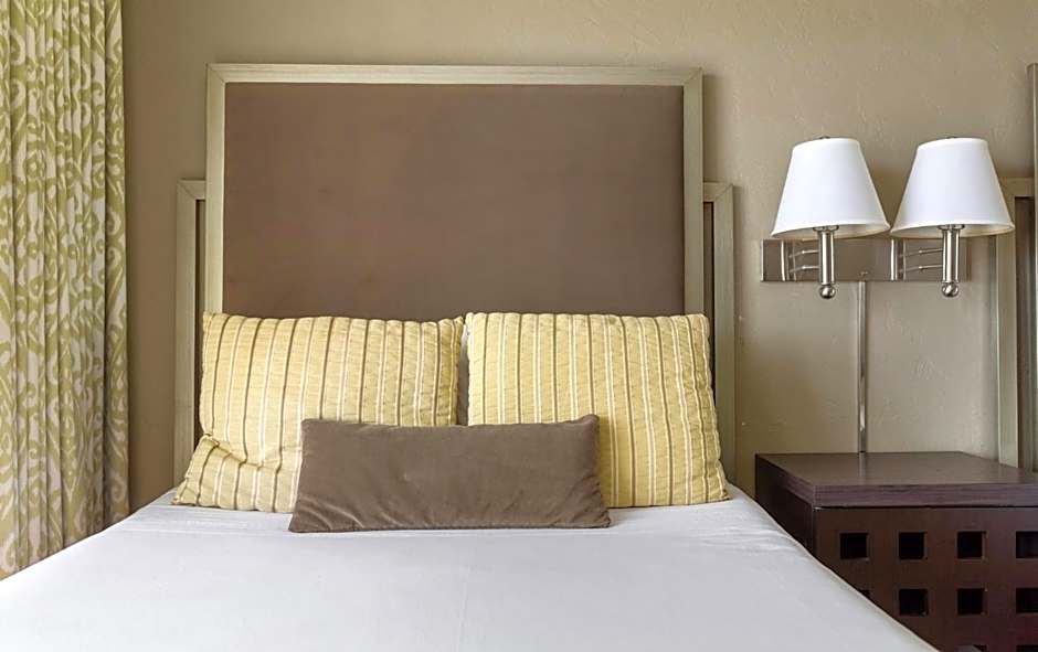 Plantation Hale Suites