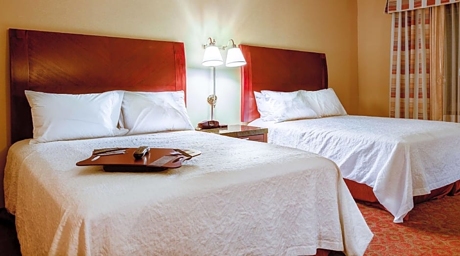 Zdjęcie 1 z 7 — 2 Queen Beds, Hearing/Mobility Accessible, Bathtub