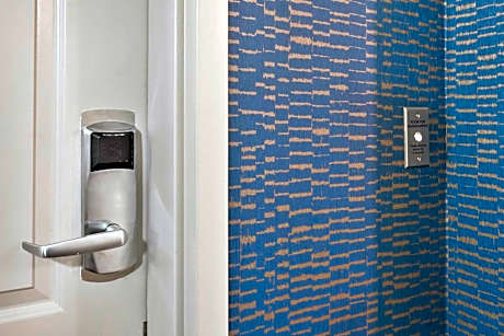 1 King Hearing Accessible Room