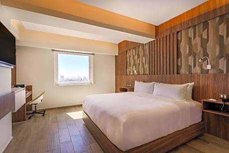 King Room - Non Smoking/Interior Hall