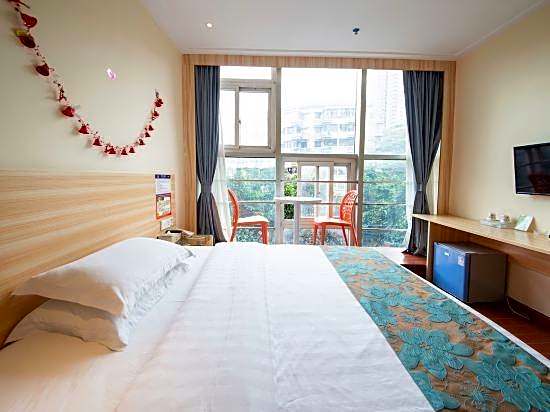 Guangzhou Longcheng Hotel (Chen Clan Temple Metro Station)