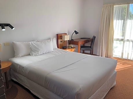 Queen Bed & Breakfast