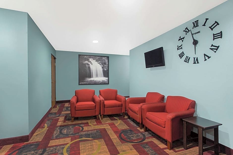 Super 8 by Wyndham Eau Claire I-94