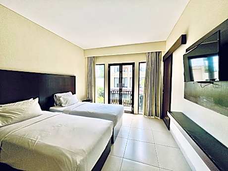 Deluxe Twin Pool View