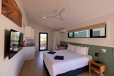 Deluxe Studio Access Cabin - Sleeps 2