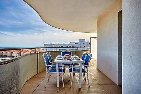 2 bedroom apartment for 6 people facing the sea